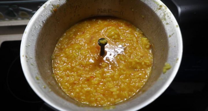 Echar el arroz y el bacalao para hacer la receta