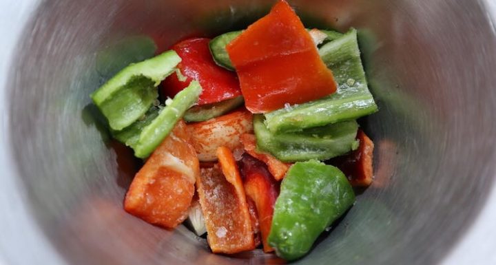 Echar en el vaso las verduras para trocearlas