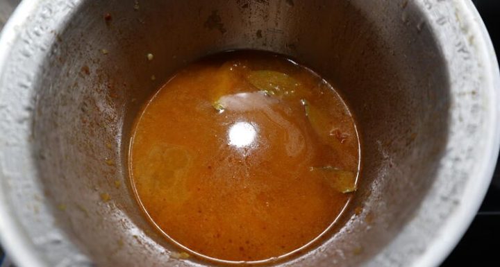 Echar el agua para preparar el arroz con bacalao en Mycook