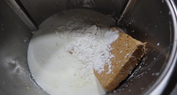 Echar el turrón blando y los demás ingredientes en el vaso de la Thermomix para hacer la tarta