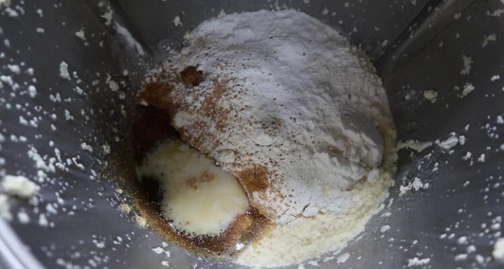 Echamos el resto de los ingredientes para hacer los gofres