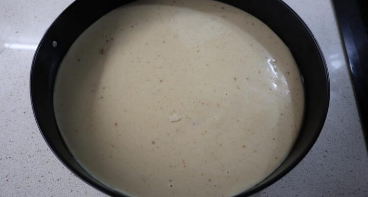 Cómo hacer con Thermomix la tarta de turrón, echamos la mezcla encima de la base de galletas