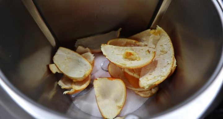 Echar las cascaras de naranja para picarlas