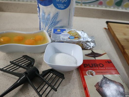 Ingredientes para hacer el bizcocho de chocolate en Thermomix