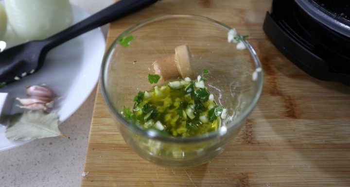 Cómo hacer una receta de machado de ajo y perejil