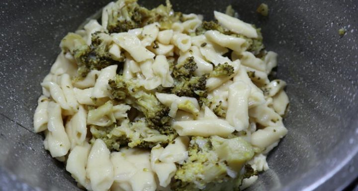 Macarrones mezclados con el brócoli y la carne picada