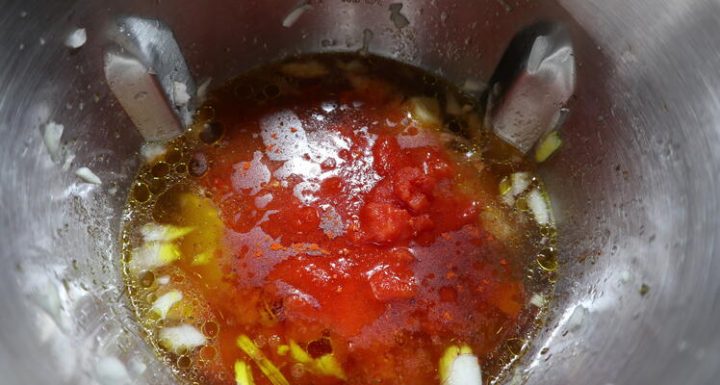 Echar los ingredientes en el vaso para hacer el caldo de los garbanzos