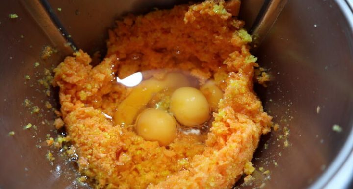 Echar los huevos y el aceite para mezclarlos