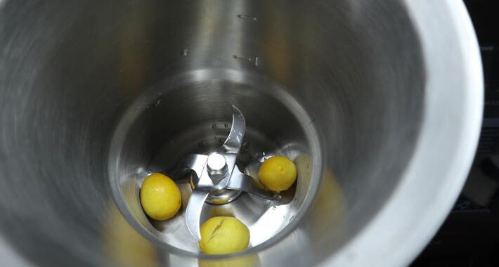 Poner los limones para triturarlos en la jarra