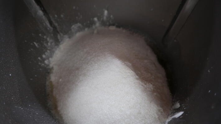 Echamos el resto de los ingredientes para hacer la masa y los amasamos