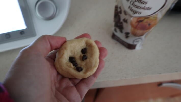 Introducimos las pepitas en el interior de la masa y la dejamos fermentar de nuevo