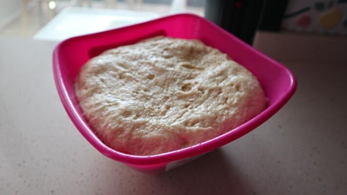 Dejar fermentar la masa para hacer los bollos con pepitas de chocolate