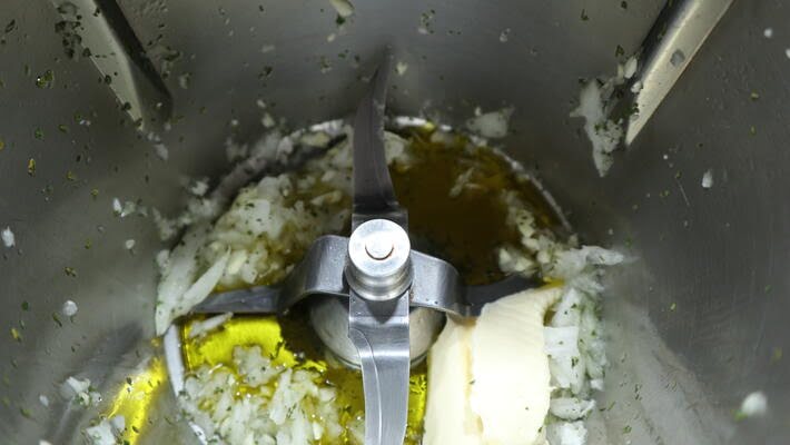 Echar la mantequilla y el aceite para sofreír todo