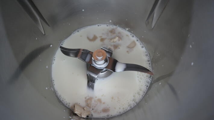 Echamos la leche en vaso para preparar la masa para los doowap