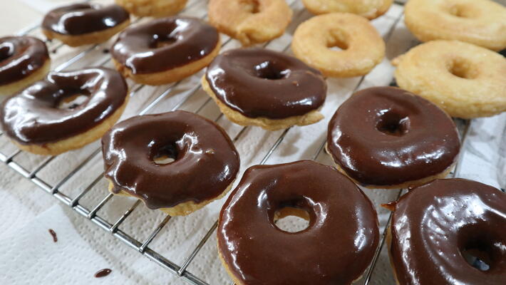 Donuts con cobertura de azúcar glaseada y chocolate