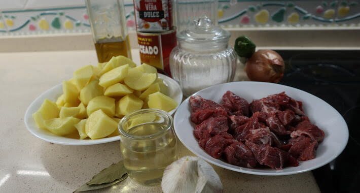 Los ingredientes necesarios para hacer el guiso de carne con patatas en Mambo