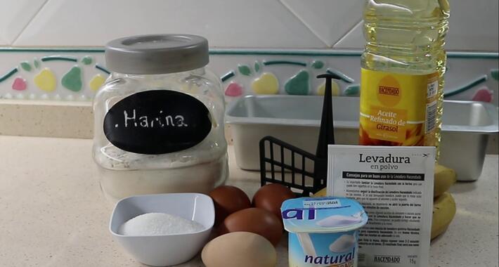Los ingredientes necesarios para hacer el bizcocho de plátano con Mambo de Cecotec