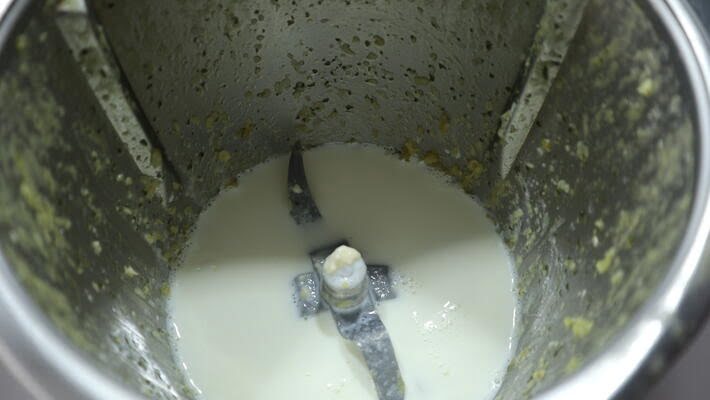 Echamos la leche para hacer la bechamel para el pollo