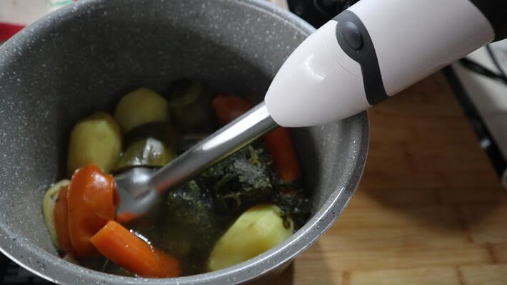 En la cubeta preparar el puré después de cocer las verduras