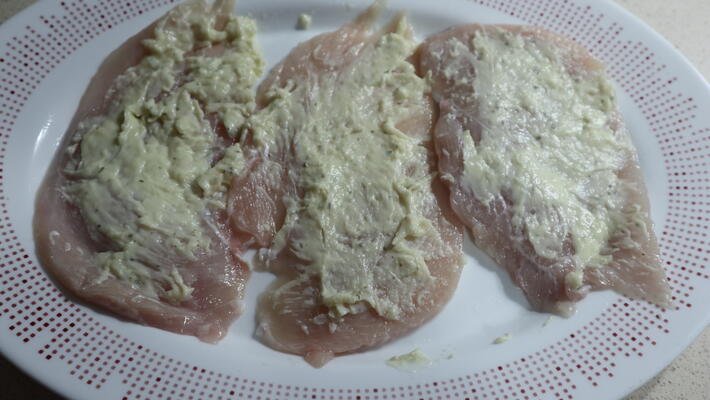 Extender la bechamel encima del pollo y las rebozamos con huevo y pan rallado