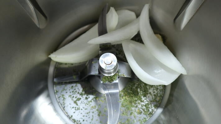 Echar la cebolla en el vaso para triturar