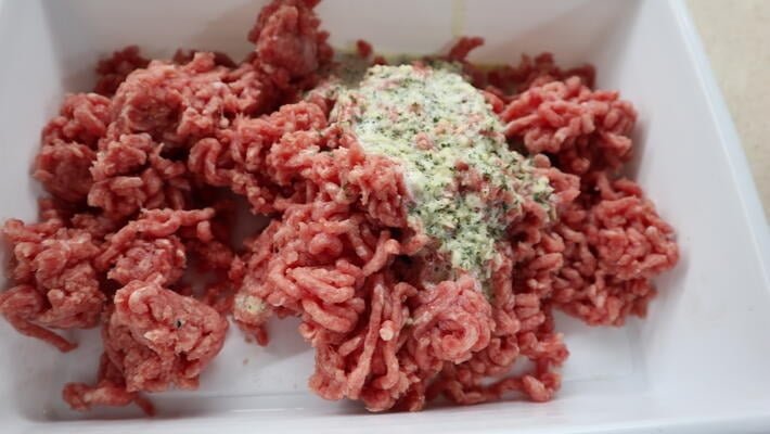 Mezclar la carne picada con el picado de ajo y perejil