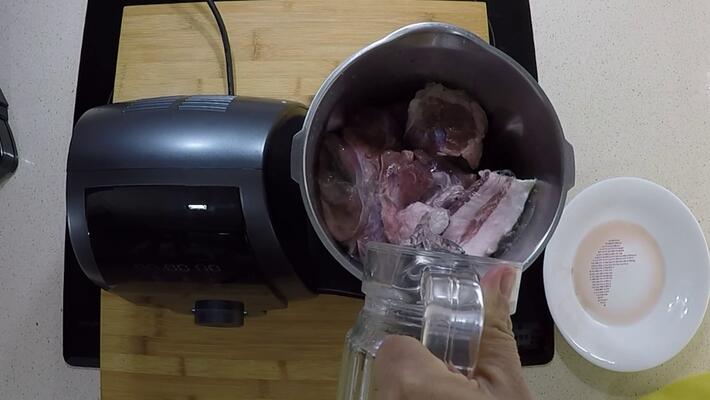 Poner la carne en la jarra para hacer el cocido