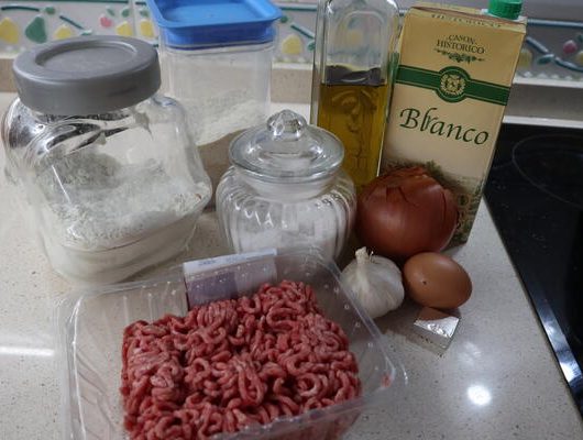 Los ingredientes necesarios para hacer albóndigas caseras con Mycook