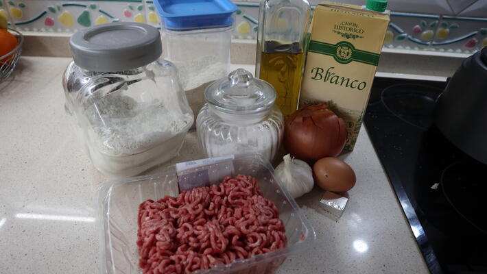 Los ingredientes necesarios para hacer albóndigas caseras con Mycook