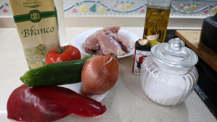 Los ingredientes necesarios para hacer el pollo al Chilindrón con Mambo de Cecotec