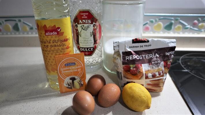 Ingredientes necesarios para hacer las rosquillas caseras con Mambo de Cecotec