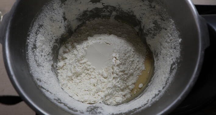 Mezclar la harina para hacer la masa