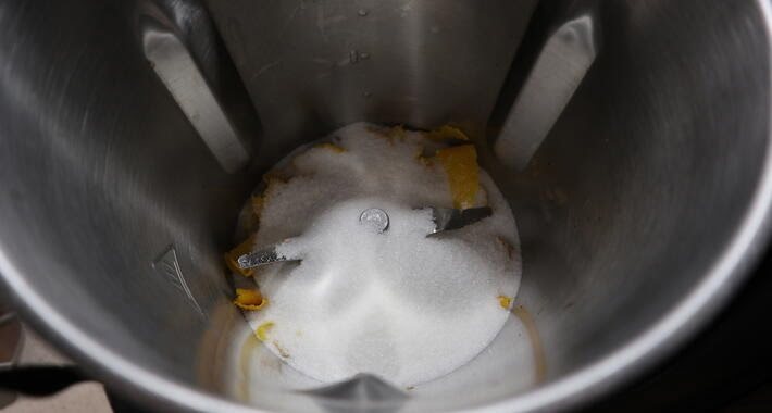 Echar la piel del limón y el azúcar para pulverizar