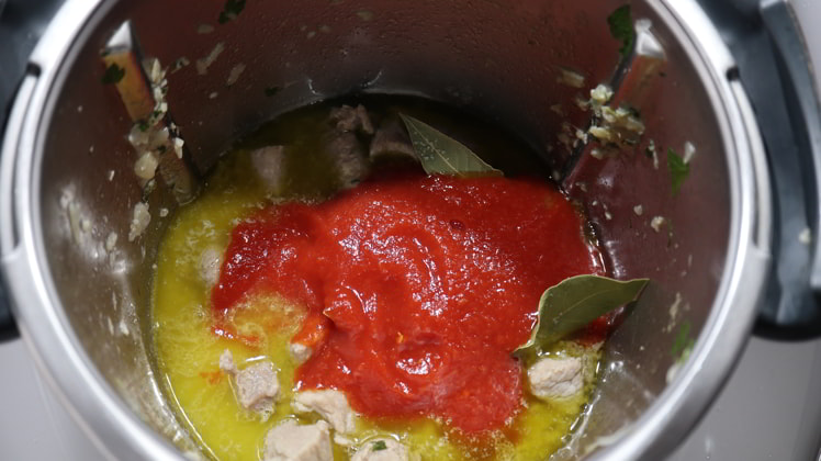 Cocinar los ingredientes para guiso carne con tomate