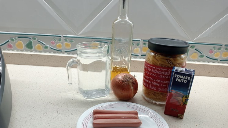 Ingredeintes macarrones salchichas con tomate