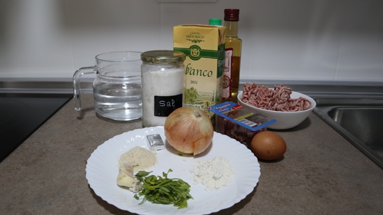 Ingredientes receta casera de albondigas con salsa sabrosa