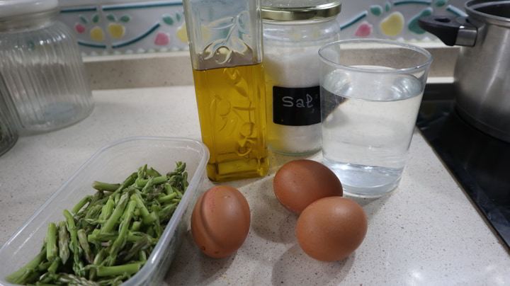 Ingredientes tortilla esparragos trigueros casero