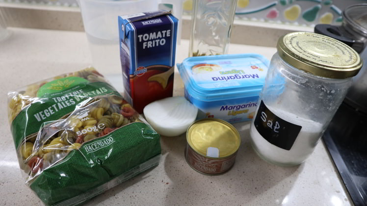 Ingredientes trottole vegetales atun tomate comida casera