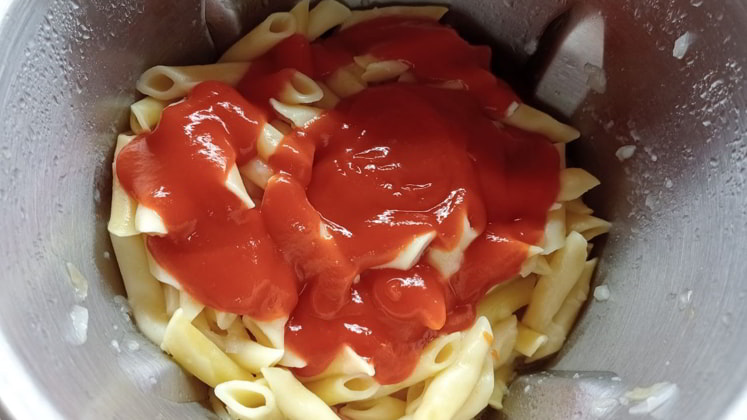 Pasta con salchichas robot ccocina