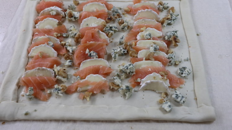 agregando-queso-azul-nueces-hojaldre-salmon-cocina-tradicional agregando queso azul nueces hojaldre salmon cocina tradicional