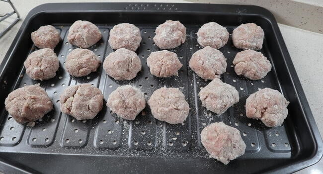 Ponemos las albóndigas en una bandeja de horno y horneamos