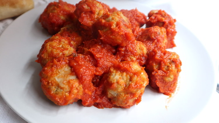 albondigas servidas salsa tomate mambo cecotec paso4