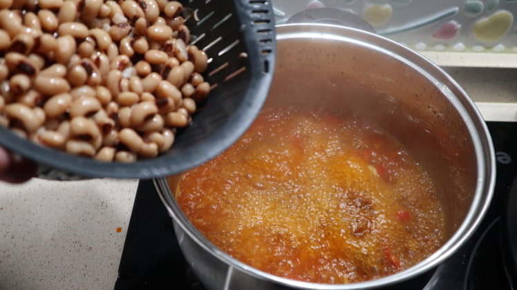 alubias cocinando carillas chorizo tradicional