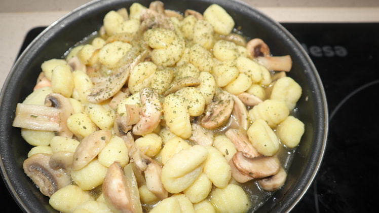 anadiendo noqui caldo receta champinones