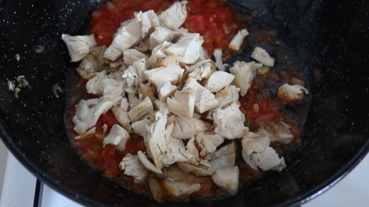 Rehogamos el pollo con el tomate