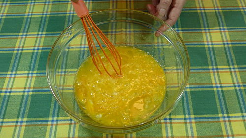 Batir los huevos en un bol