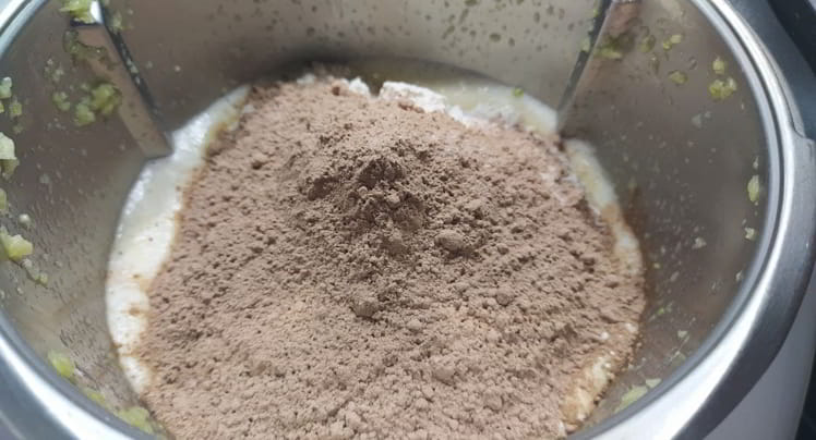 Ponemos el chocolate y la harina y lo mezclamos todo bien