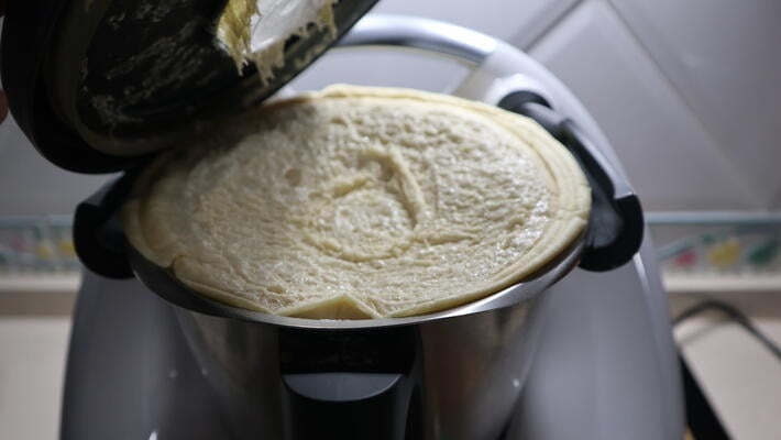 Dejar fermentar la masa del pan hasta que doble el volumen
