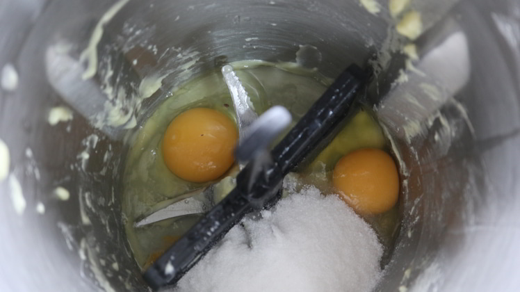 Ponemos los huevos y la harina y mezclamos