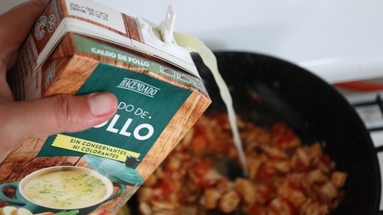 Ponemos el caldo y dejamos cocinar